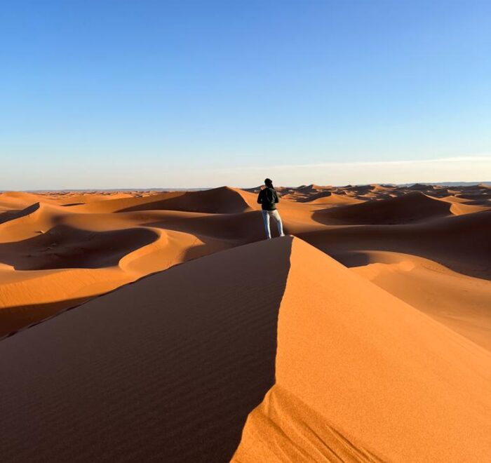 Personne sur la dune de Chegaga, à proximité de notre bivouac confort "Le Charme d'Aladin"...