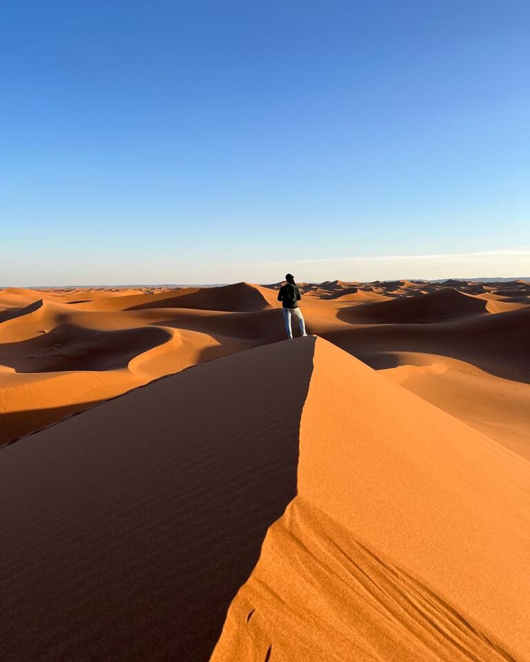 Personne sur la dune de Chegaga, à proximité de notre bivouac confort "Le Charme d'Aladin"...